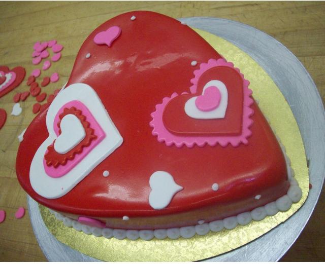 Trendy%20and%20chic%20valentines%20day%20cake%20in%20heart%20shape.JPG
